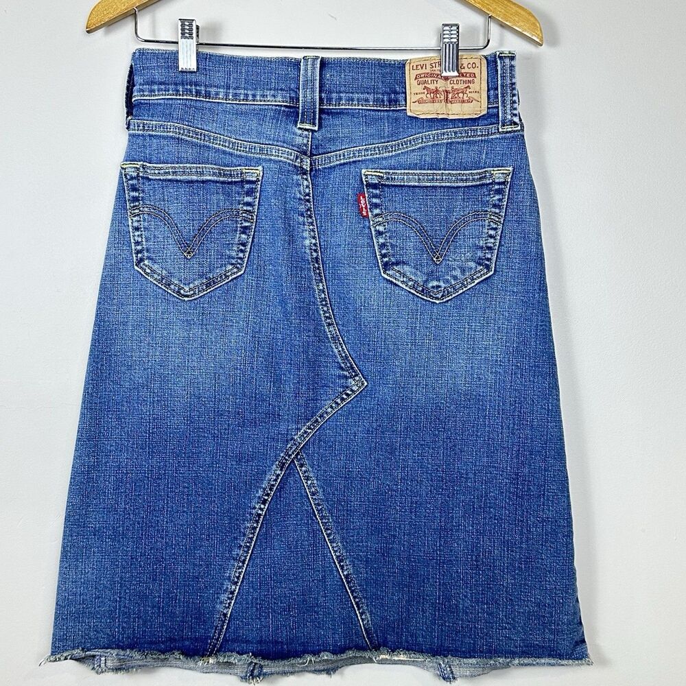 VTG Y2K Levi's Denim Jean Skirt Distressed Hem Knee Length Sz 4 Coastal Cowgirl. - Picture 2 of 9